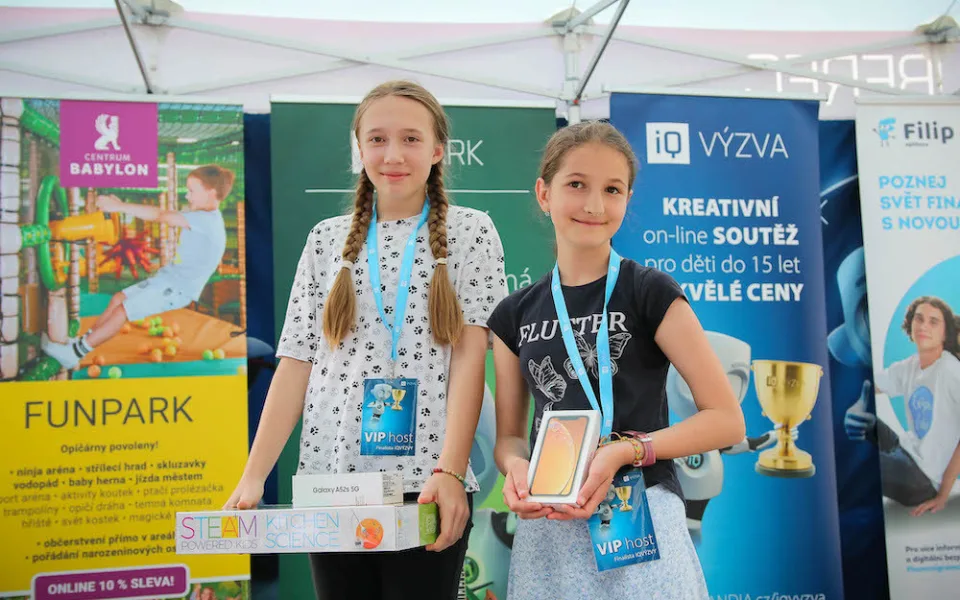 Děti to roztočily v iQVÝZVĚ. Vyráběly kouzelné hůlky i hmyzáky z PET lahví