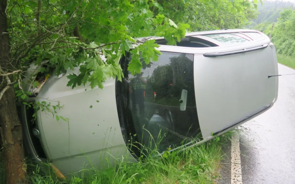 Řidič na Jablonecku usnul za volantem. Auto se převrátilo