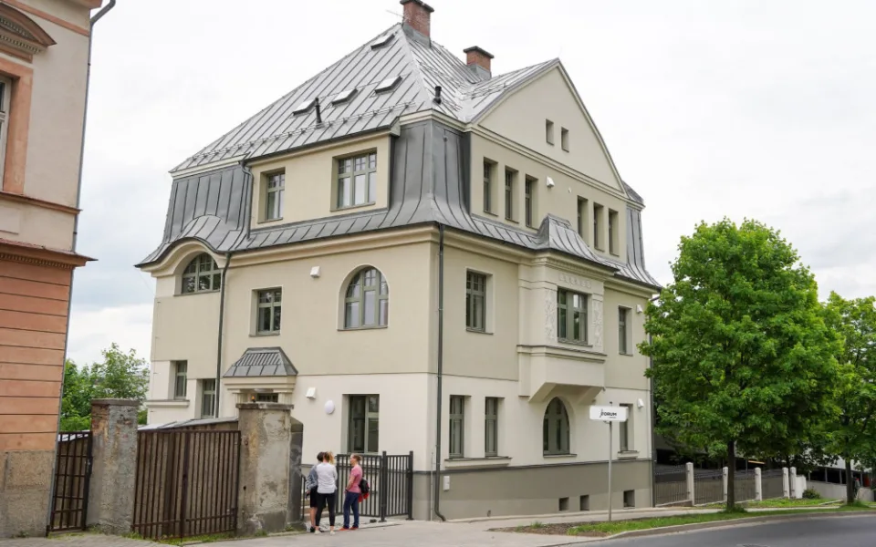 Zrekonstruovaný historický dům v centru  města nabídne devět bytů rodinám s nízkými příjmy