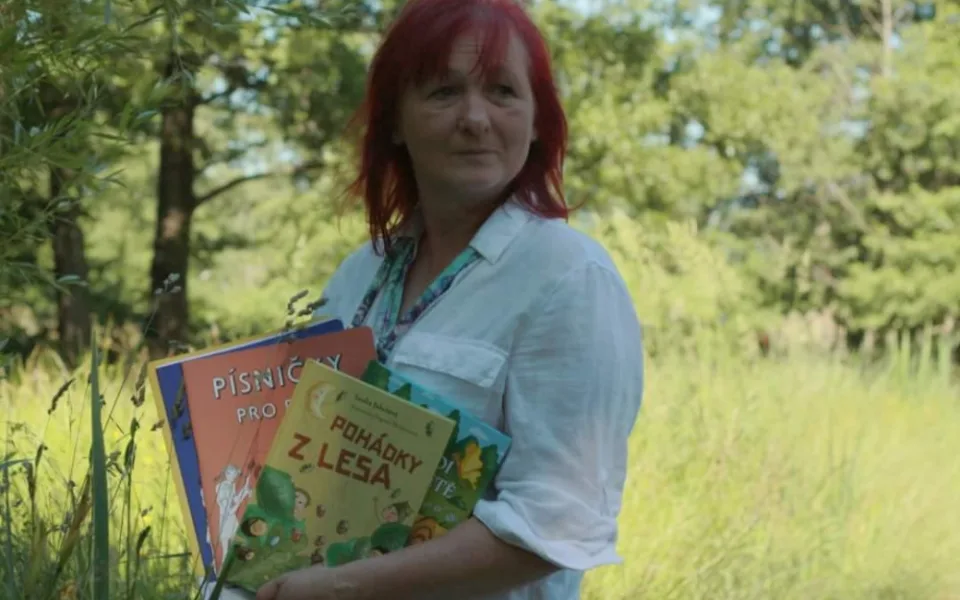 V jedné školce neměli noty, tak jsem si začala vymýšlet písničky, říká autorka knih pro děti Lenka Jakešová