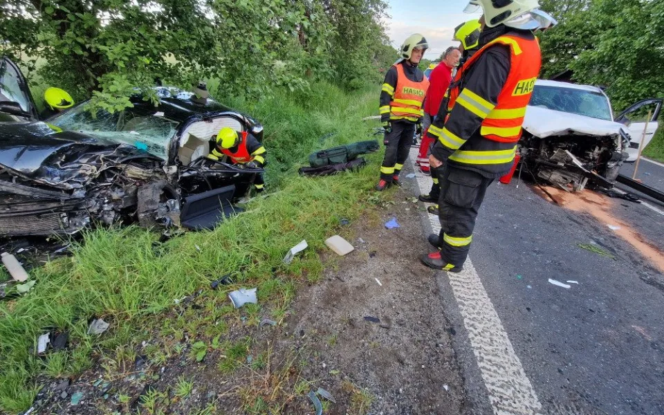 Vážná nehoda v Bohaticích, po čelním střetu jsou dva zranění