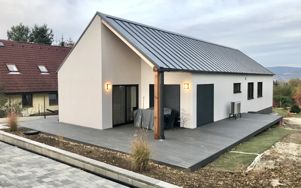 Dřevěná terasa je krásná, ale náročná na údržbu. Populární WPC nedostatky eliminuje