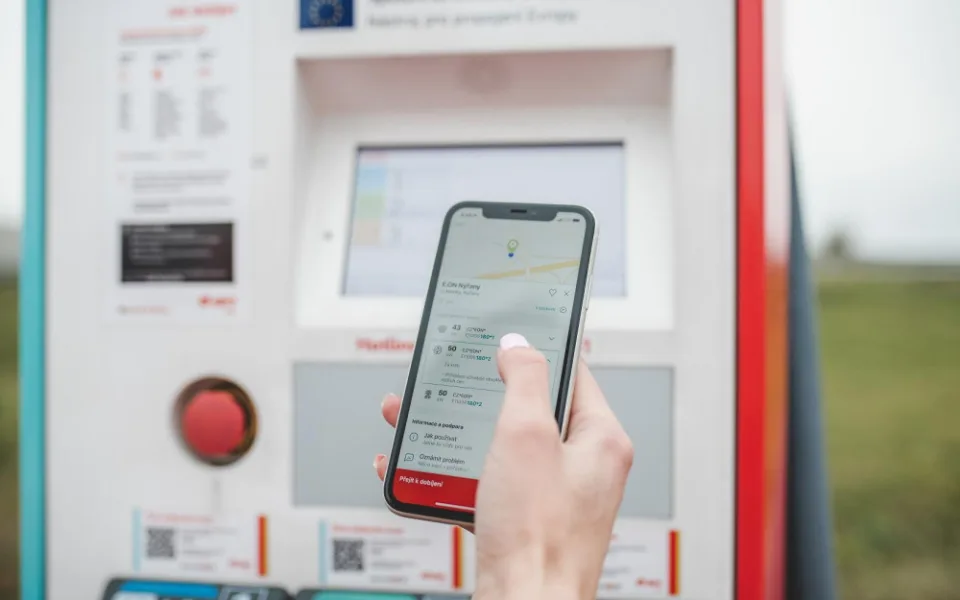 Řidiči elektromobilů budou moci platit za nabíjení kartou E.ON Drive v Česku i v zahraničí