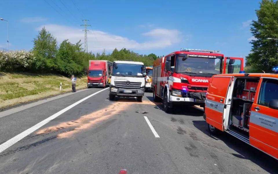 Na průtahu Libercem se srazily dva náklaďáky. Tři lidé se zranili