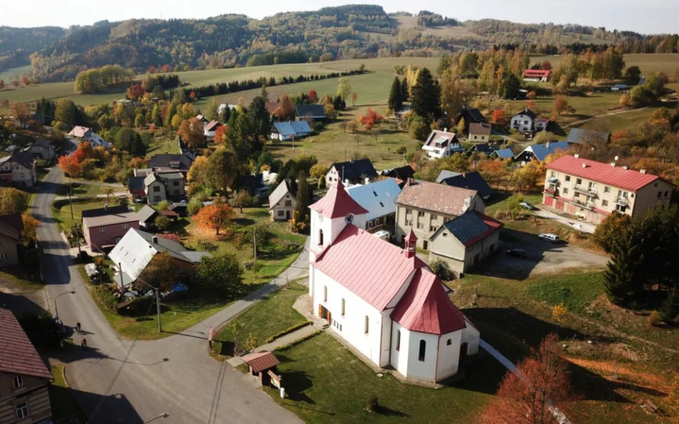 Letecký snímek Poniklé