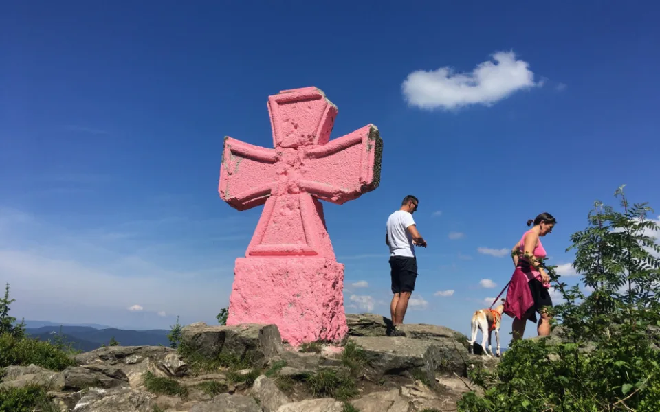 Kříž pod Štěpánkou znovu terčem vandalů. Někdo ho celý natřel na růžovo