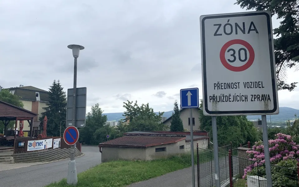 Pod Hokejkou vznikne síť jednosměrek. Mají pomoci s parkováním