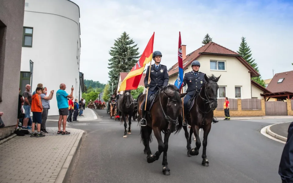 Svátku koní na Semilsku se zúčastnila i liberecká jízdní policie. V čele průvodu nesla prapory