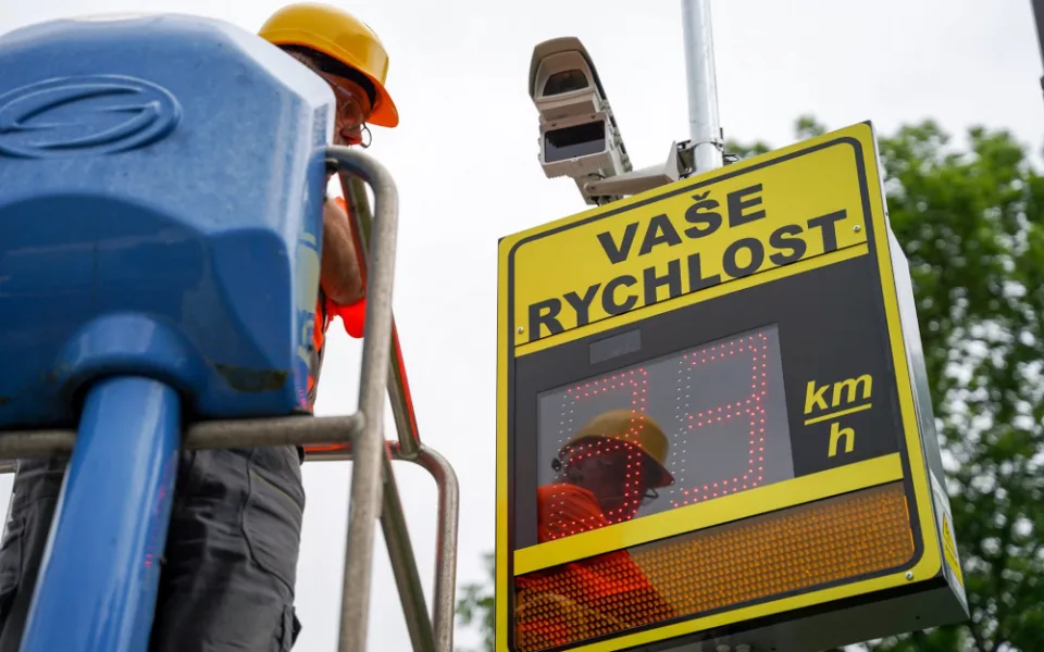 Město Liberec nechalo ve Švermově ulici umístit radary. Zatím pouze informují řidiče o jejich rychlosti