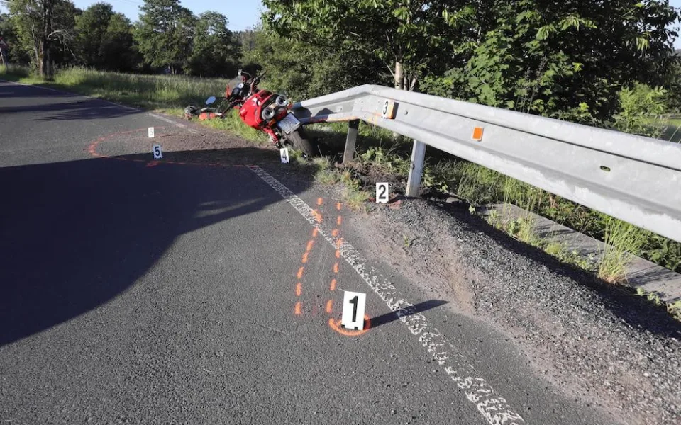 Motorkáři vletěla pod helmu vosa. Havaroval a náraz do svodidel mu amputoval nohu