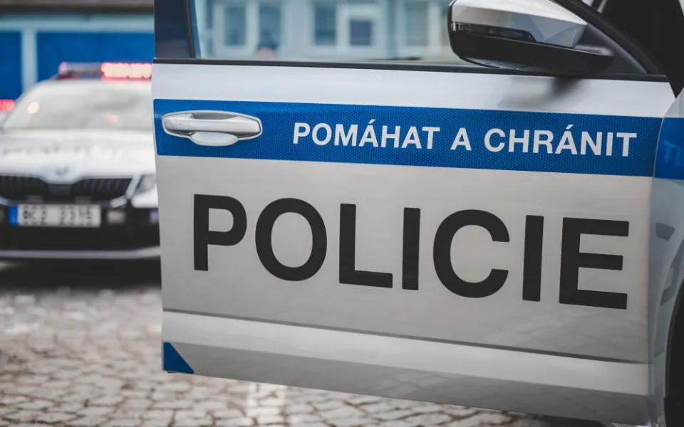 Policisté hledají svědky nehody motorkáře. Spadl na kruháči v Turnově