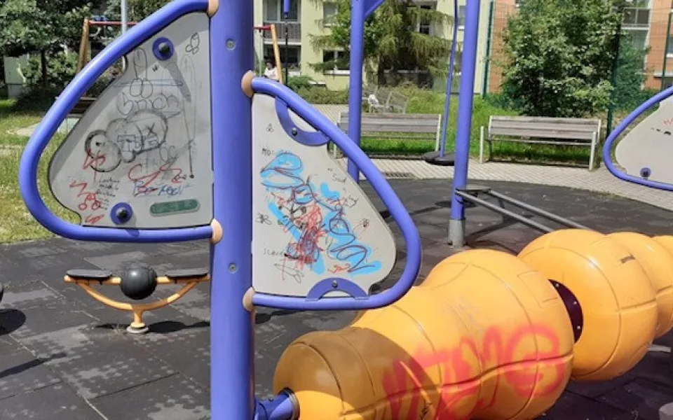 Opravené hřiště na Dobiášovce po pár dnech poničili vandalové