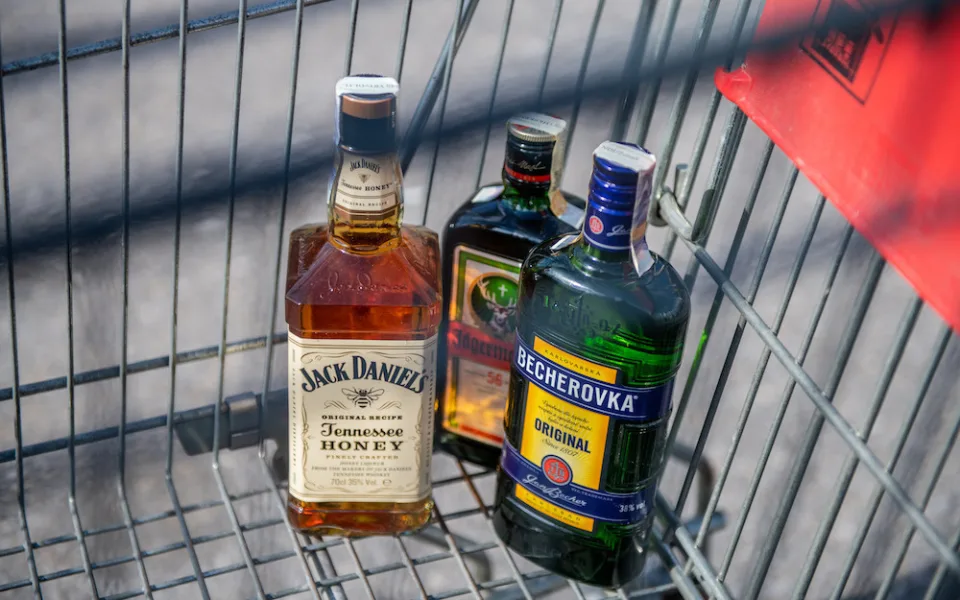 Jablonec rozšířil zákaz pití alkoholu. Láhev teď stačí jen držet