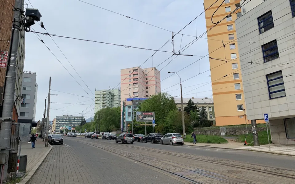 Plánovací smlouva na dostavbu části ulice 1. máje schválena. U oken paneláku může vyrůst sedmipatrový dům