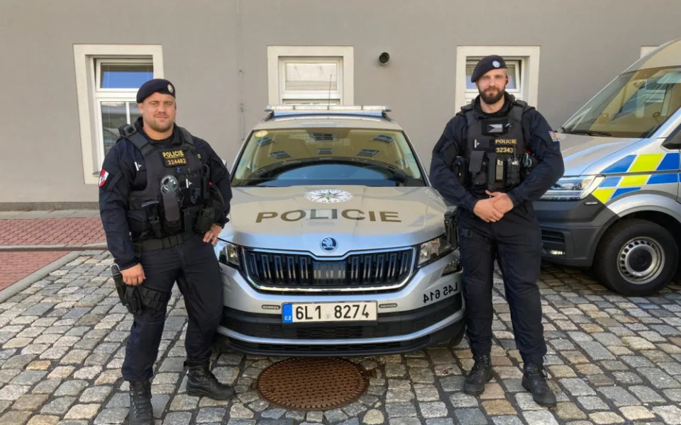Řidič v Liberci zkolaboval za volantem. Život mu zachránili kolemjedoucí policisté pomocí defibrilátoru
