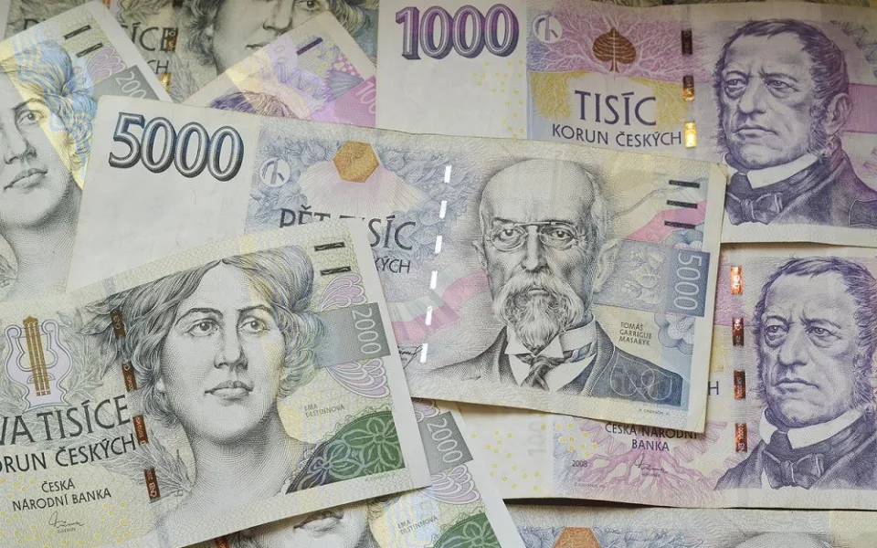 Skončila platnost některých papírových bankovek s úzkým pruhem. Výměna je možná už jen v bankách