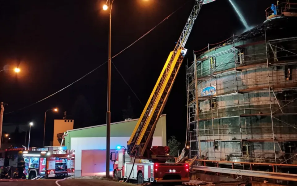 Zásah hasičů v čističce odpadních vod. Hořelo obložení nádrže s plynem