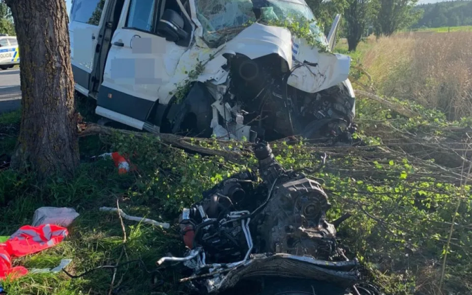 Posádka auta z Liberecka havarovala na jihu Čech. Tři lidé se zranili