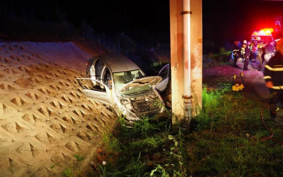 Auto s pěti mladými lidmi v noci nabouralo do konstrukce mostu. Jeden z nich bojuje o život