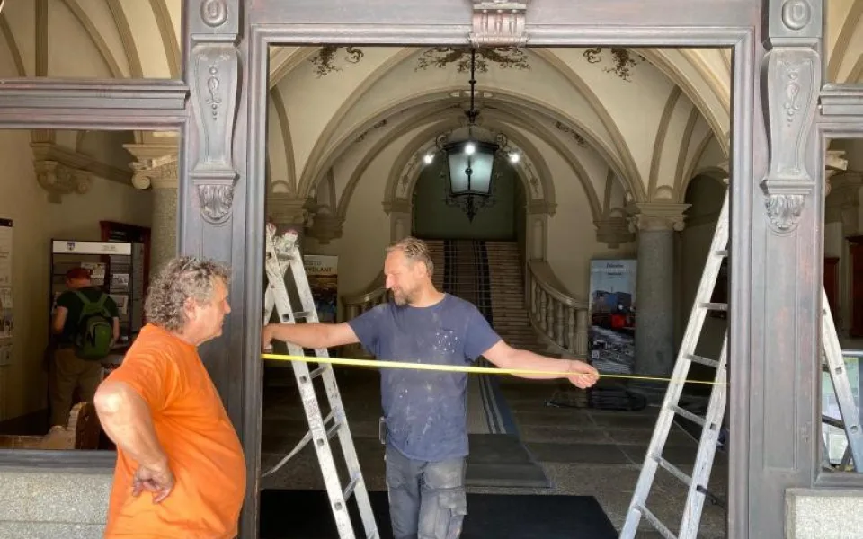 Frýdlantská radnice přišla o dveře, do října budou v péči restaurátorů
