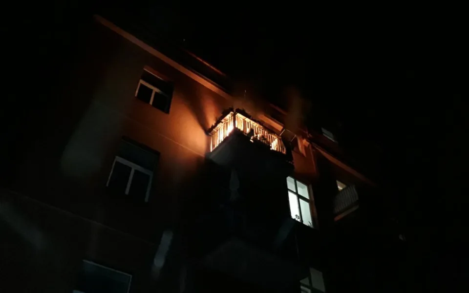 Noční požár v Sokolské ulici. Dva lidé skončili v nemocnici