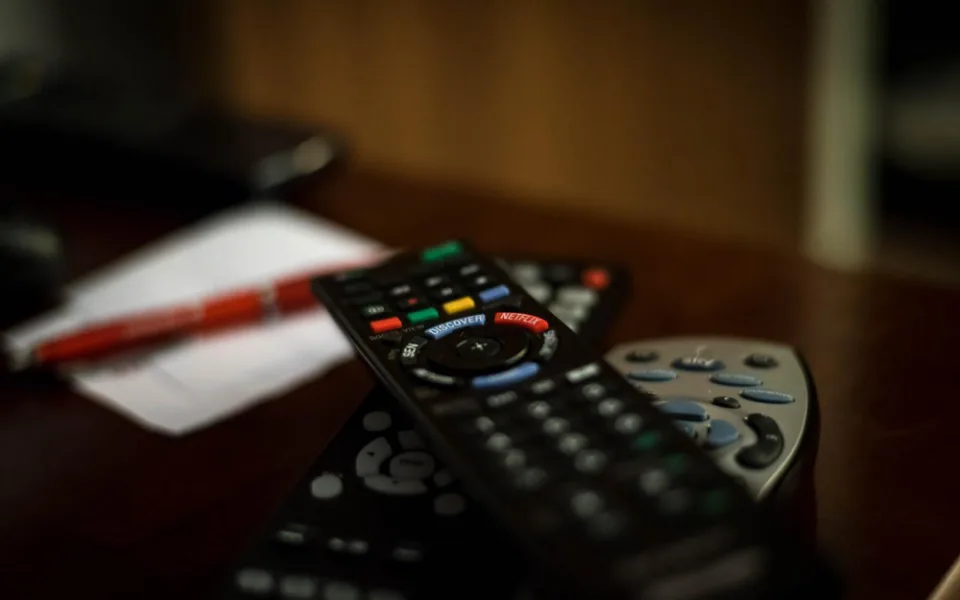 Naordinujte si více dovolené a zapněte televizi, radí lékaři
