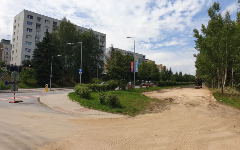 Osmdesát nových míst na Dobiášovce. Parkoviště roste na místě budoucí tramvajové trati
