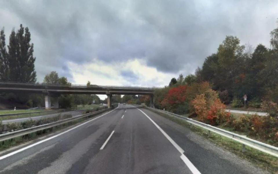 Provoz na dálnici D10 u Příšovic na Liberecku je omezen kvůli stavbě pilířů pro nový most