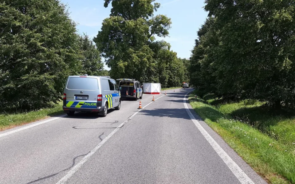 Řidič na Frýdlantsku narazil z neznámých příčin do stromu. Na místě zemřel