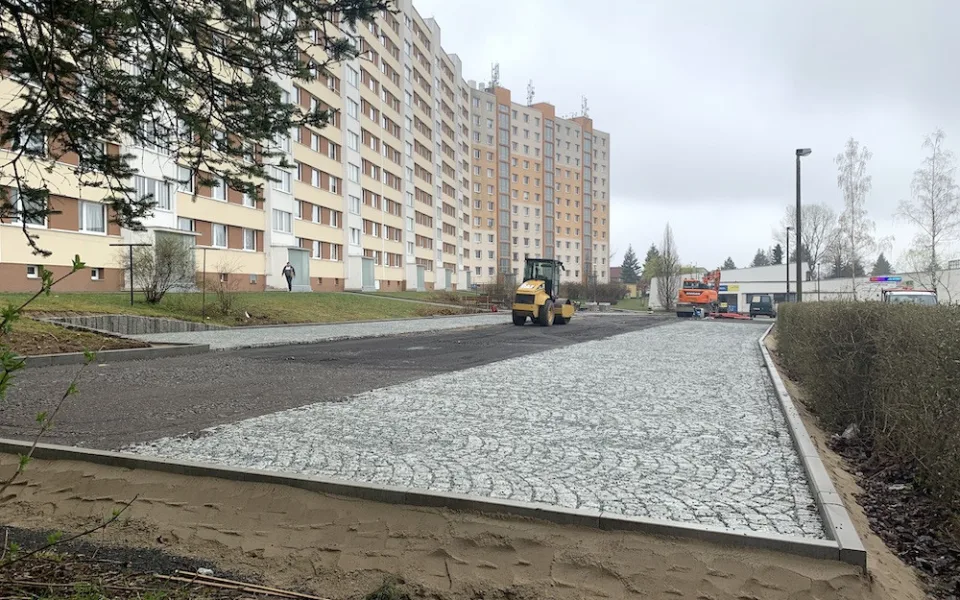 Liberec získal stavební povolení na parkoviště před Hokejkou. Lidé tam už stejně parkovali