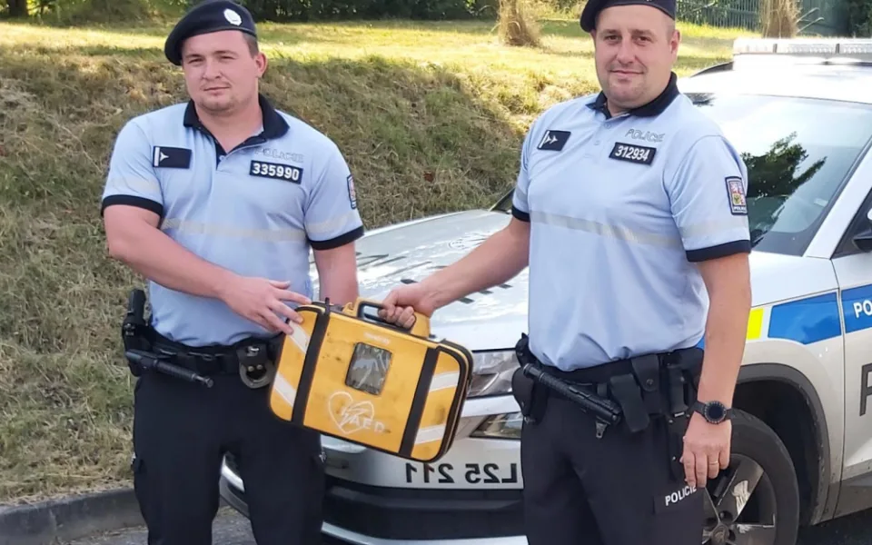 Na Frýdlantsku zkolaboval senior, jeho život pomohli zachránit policisté pomocí defibrilátoru