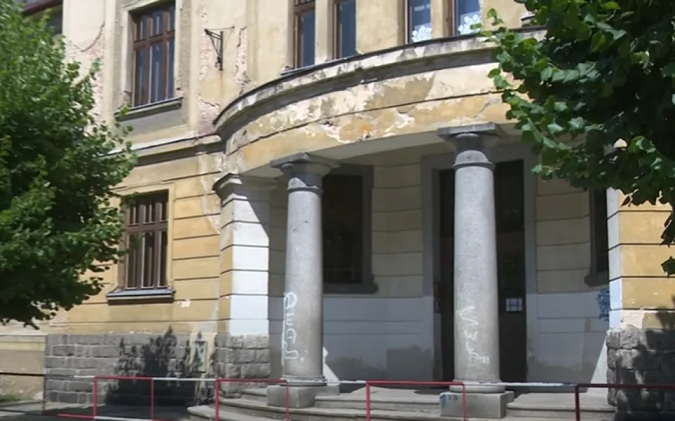 Nejstarší školská budova v Chrastavě čeká na opravu. Město potřebuje získat dotaci