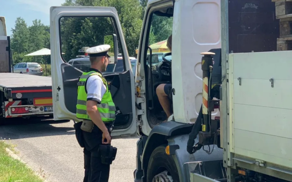 Policisté v Libereckém kraji kontrolovali řidiče náklaďáků. Někteří překročili maximální dobu řízení nebo měli špatně upevněný náklad