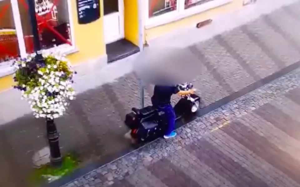 Chtěl odjet z centra města. Zapomněl, že skútr má zamčený ke značce