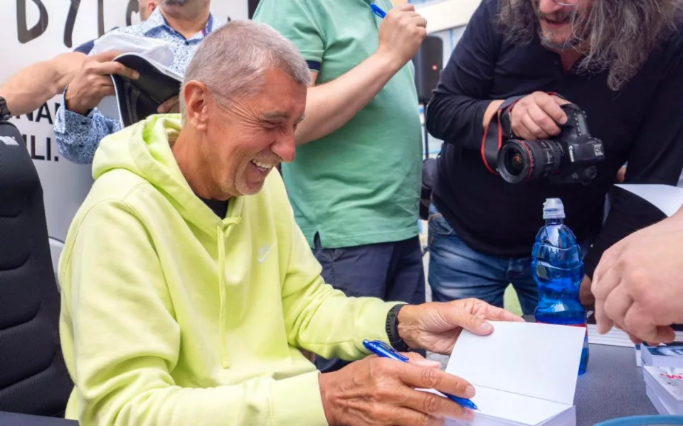 První kolo prezidentských voleb vyhraje Babiš, věští průzkum