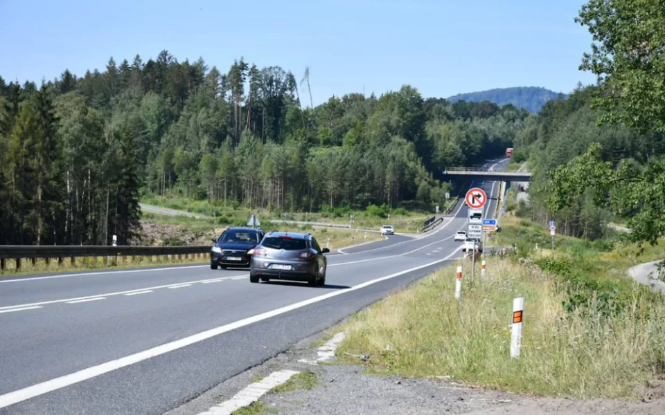 Začala stavba rozšíření silnice mezi obcemi Nový Bor a Svor. Hotovo by mělo být do dvou let