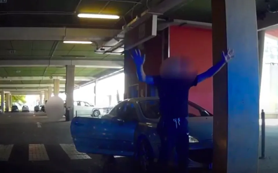 Policisté po Liberci pronásledovali zfetovaného cizince. Kličkoval mezi auty na parkovišti OC Nisa