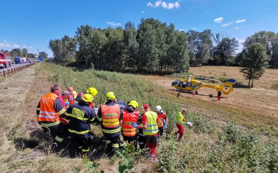 Nehoda auta a motorky uzavřela silnici I/9 u Svoru, motorkář má těžké zranění