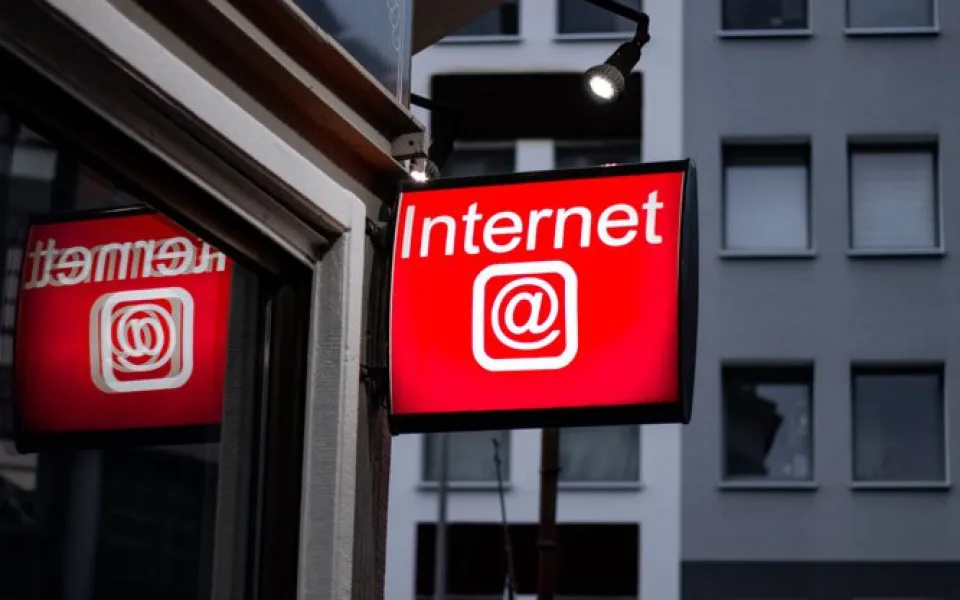 Hackeři si dovolenou neberou. Pozor na veřejnou WiFi, varují odborníci