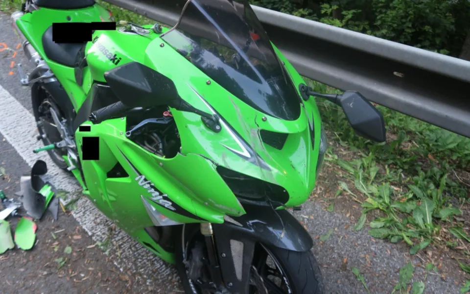 Na silnici u Železného Brodu zemřel při podvečerní nehodě motorkář