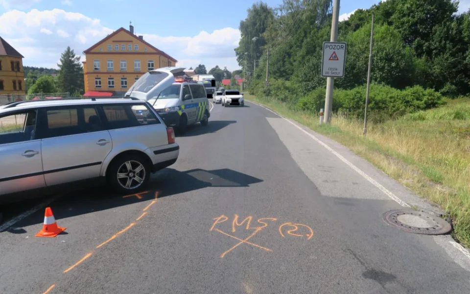 Řidič na Jablonecku vyháněl včelu z auta. Vjel do protisměru a srazil se s protijedoucím vozem