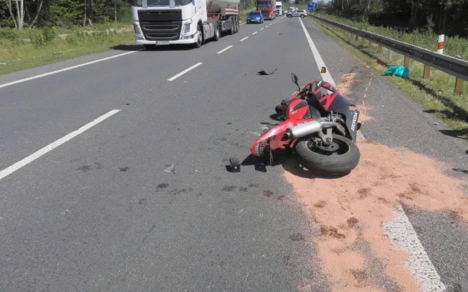 Motocyklista předjížděl kolonu, do cesty mu vjelo auto. Muž bojuje o život, policisté hledají kamerové záznamy