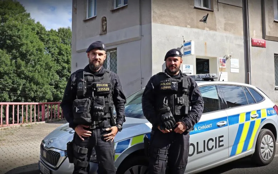 Muž omdlel a spadl do vozovky. Život mu zachránila hlídka policistů