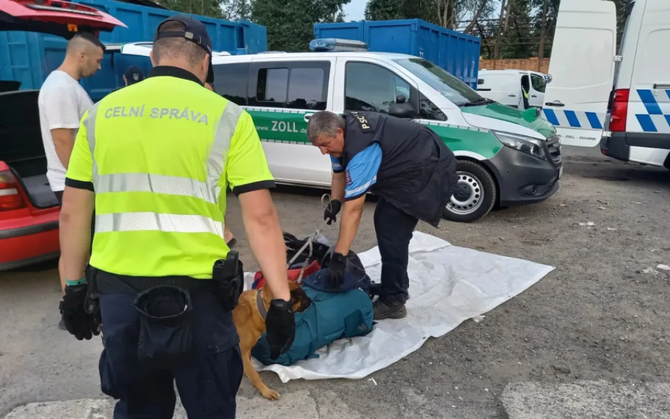 Policisté kontrolují vozidla