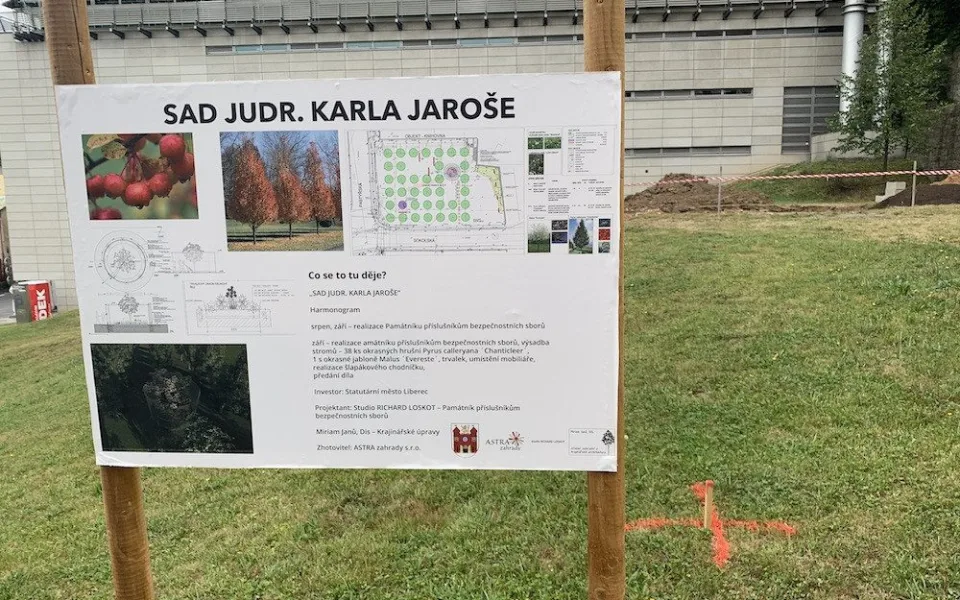 Hrušňový sad i památník policistům. Úpravy prostranství vedle knihovny začaly