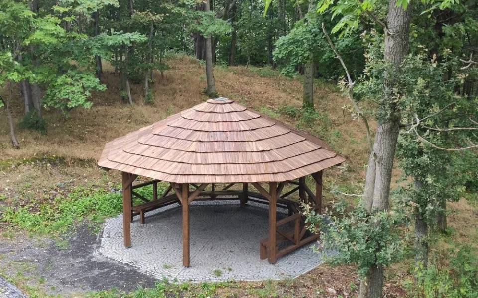 Město Chrastava postavilo v Horním Vítkově nový altán. Nahradil původní, který loni někdo ukradl
