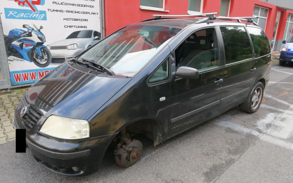 Z auta se v Proseči nad Nisou za jízdy uvolnilo kolo. Trefilo zaparkované auto