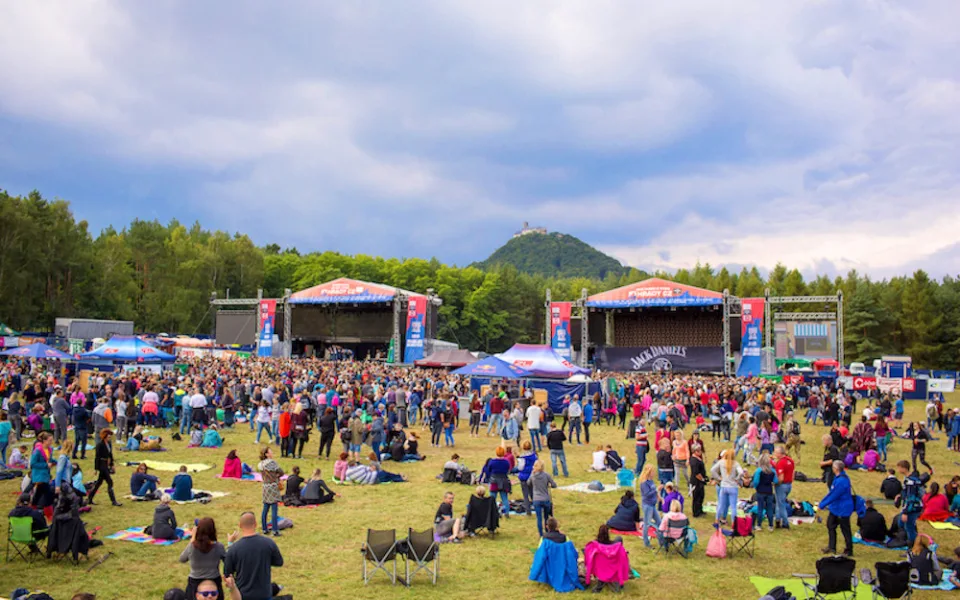 Hudebně-kulturní festival Hrady CZ své letošní putování uzavře na Bezdězu s Chinaski, Mig 21, Mirai, Rybičkami 48 či Divokým Billem