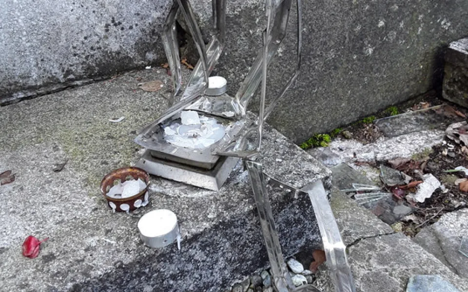 vandalismus na libereckém hřbitově
