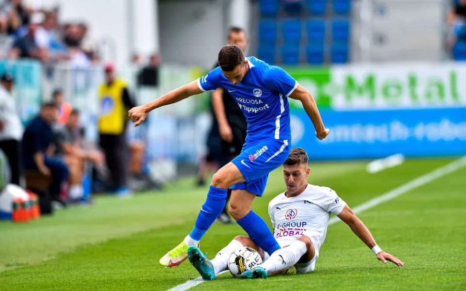 Slovan uspěl na hřišti Slovácka. Využil přesilovku a vyhrál 2:1